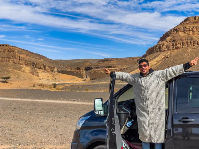 Veículo 4x4 parado num vale de montanhas a caminho do deserto, Marrocos