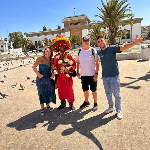 Praça Mohammed V em Casablanca, com a fonte e os edifícios brancos, Marrocos