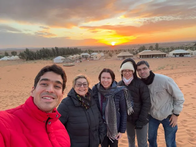 Acampamento no deserto do Erg Chebbi ao pôr do sol, Merzouga, Marrocos