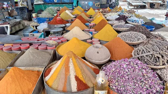 Banca de especiarias e pétalas de rosa num souk de Marraquexe, Marrocos