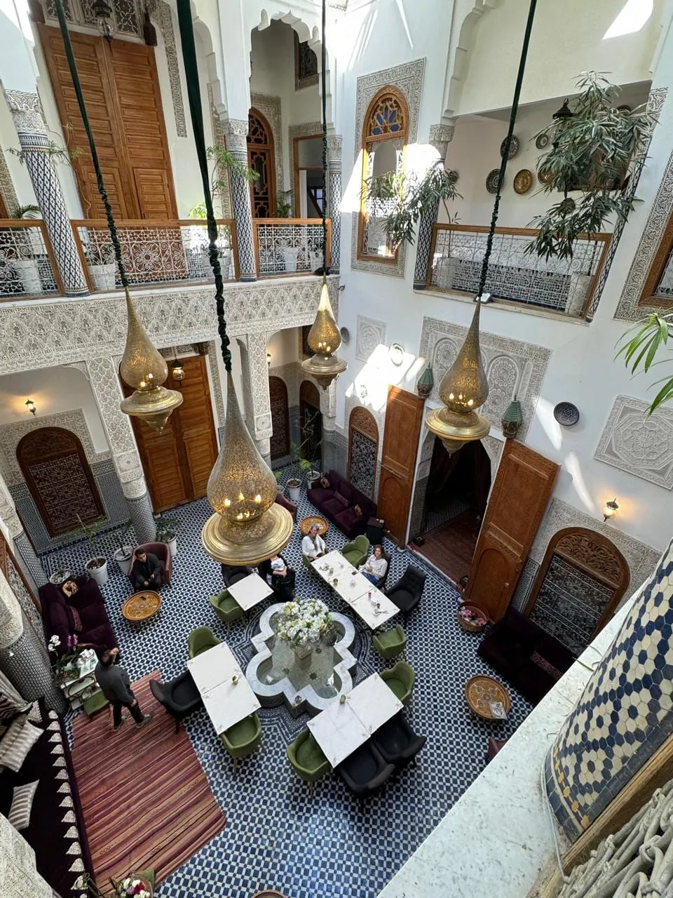 Pátio interno de um riad tradicional com lustres de latão, Marrocos