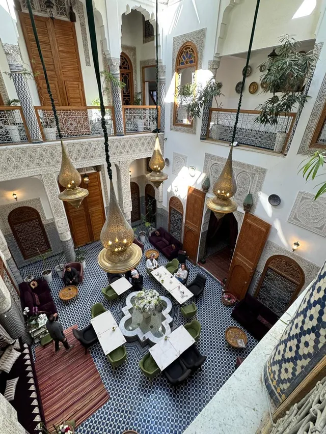 Pátio interno de um riad tradicional com lustres de latão, Marrocos