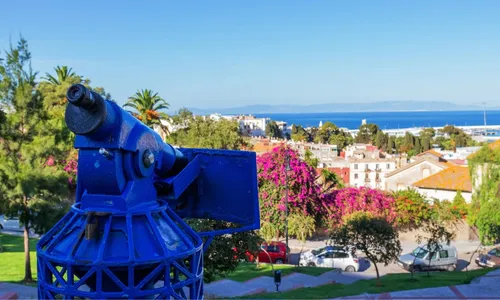 Mirante azul sobre a baía de Tânger e o estreito de Gibraltar, Marrocos