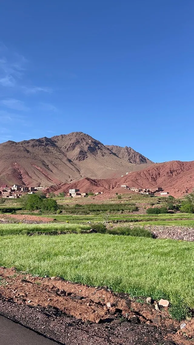 Vale verde do Alto Atlas com aldeias e montanhas vermelhas, Marrocos