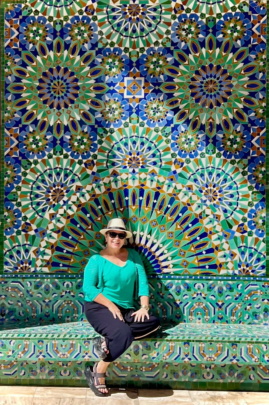 Fonte coberta de azulejos zellige coloridos em Marraquexe, Marrocos